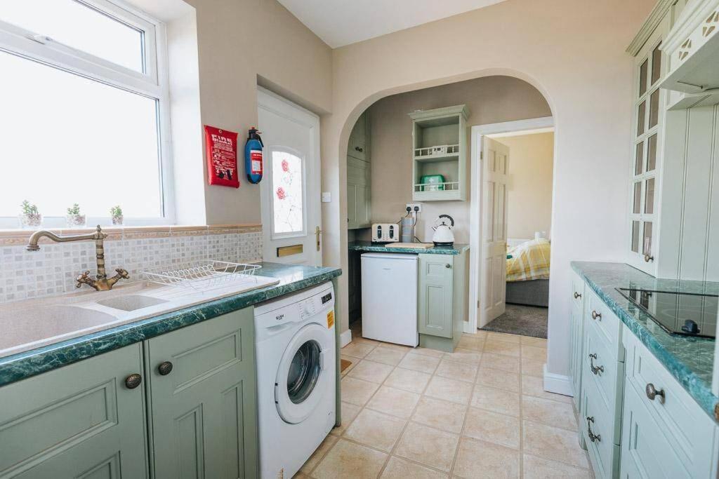 Beachfront Apartment - Ground Floor Apartment With Sea Views, Next To The Beach, Bridlington, North Yorkshire Bessingby 外观 照片