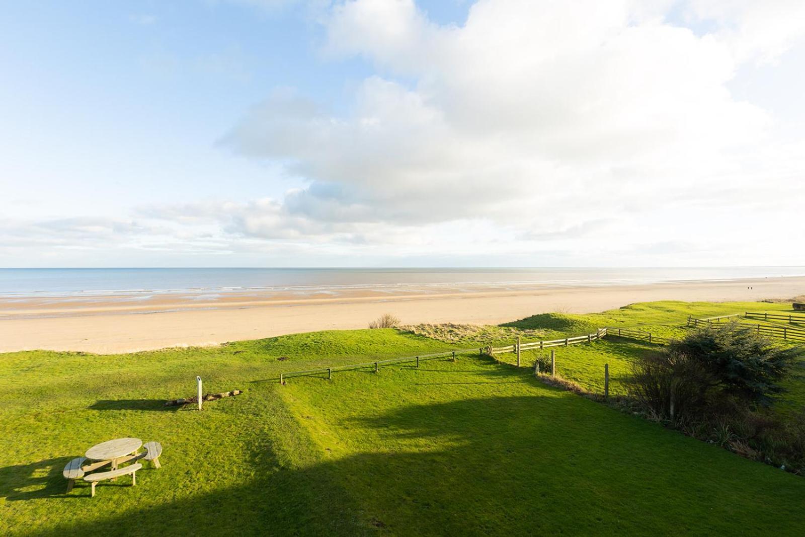 Beachfront Apartment - Ground Floor Apartment With Sea Views, Next To The Beach, Bridlington, North Yorkshire Bessingby 外观 照片